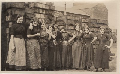 Ragazze della fabbrica di Dundee, c.1910 da English Photographer
